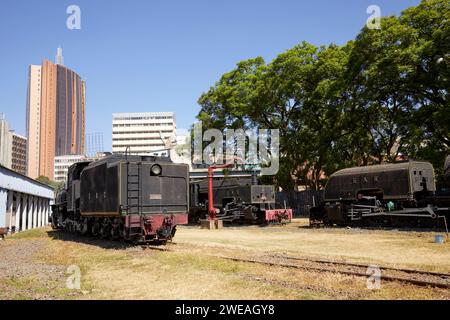 East African Railway, Bavuma Vulcan Foundry Locomotive, Nairobi Railway Museum, con Parliament Tower a Nairobi, Kenya, Africa Foto Stock