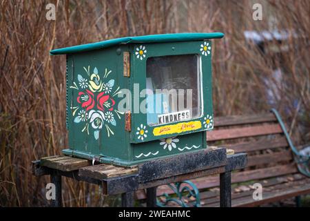 Semi di libri gratuiti in graziose scatole dipinte lungo il canale di Rochdale, tra Hebden Bridge e Todmorden, Calderdale. Foto Stock