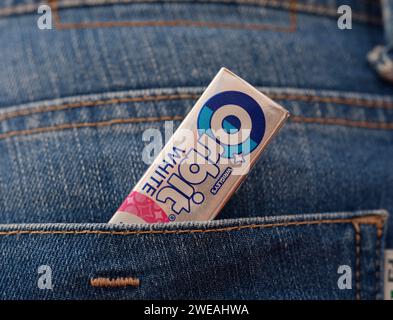 Tambov, Federazione Russa - 20 dicembre 2023 confezione di gomme da masticare Orbit White nella tasca posteriore dei jeans Foto Stock