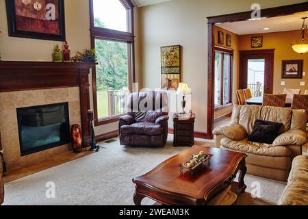 Soggiorno tradizionale con mobili in pelle e caminetto - intimi interni domestici Foto Stock