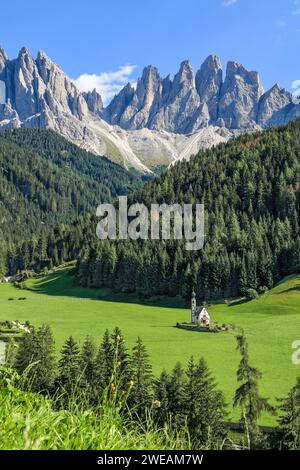 St Magdalena, Italia - 22 agosto. 2022: Ranui Chiesa di San Johnann con il gruppo delle Dolomiti Geisler sullo sfondo in Val di Funes, South Ty Foto Stock