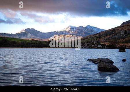 Eryri, vista da Llynnau Mymbyr. Eryri, Yr Wydffa, catena montuosa della Snowdonia, Galles del Nord, Regno Unito Foto Stock