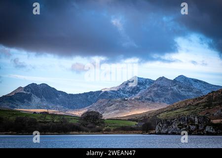 Eryri, vista da Llynnau Mymbyr. Eryri, Yr Wydffa, catena montuosa della Snowdonia, Galles del Nord, Regno Unito Foto Stock