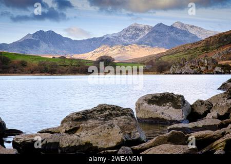 Eryri, vista da Llynnau Mymbyr. Eryri, Yr Wydffa, catena montuosa della Snowdonia, Galles del Nord, Regno Unito Foto Stock