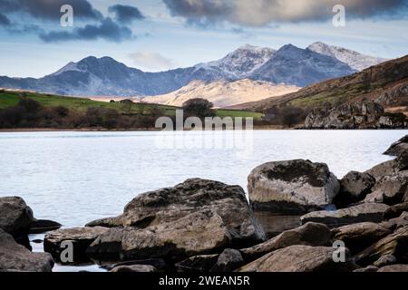 Eryri, vista da Llynnau Mymbyr. Eryri, Yr Wydffa, catena montuosa della Snowdonia, Galles del Nord, Regno Unito Foto Stock