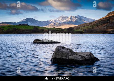 Eryri, vista da Llynnau Mymbyr. Eryri, Yr Wydffa, catena montuosa della Snowdonia, Galles del Nord, Regno Unito Foto Stock