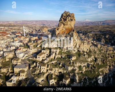 Vista aerea del castello di Ortahisar in Cappadocia, Turchia, con il monte Erciyes innevato sullo sfondo. Foto Stock