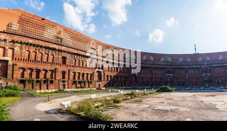 Cortile della sala dei Congressi (Kongresshalle) a Norimberga, in Germania, un vasto edificio destinato a servire come centro congressi per il partito nazista. Foto Stock