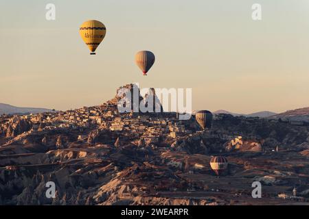Volo in mongolfiera a Goreme in Turchia all'alba. Fai un giro in mongolfiera, l'attività più popolare della Cappadocia. Foto Stock