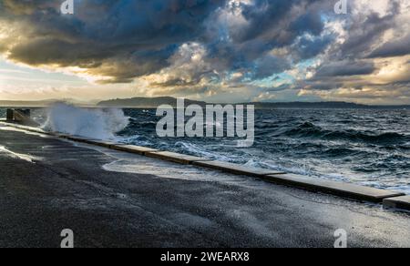 Le onde si infrangono sulla parete del mare di Alki Beach a West Seattle, Washington. Foto Stock