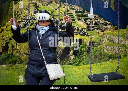 Madrid, Madrid, Spagna. 24 gennaio 2024. Una donna con occhiali per realtà virtuale osserva la vista da un parapendio delle rovine di Machu Pichu presso lo stand del Perù. Durante la celebrazione inaugurale della Fiera Internazionale del Turismo (FITUR) 2024 a Madrid. L'Ecuador è il paese partner della 44a edizione di FITUR, che riunisce 152 paesi. (Immagine di credito: © Luis Soto/ZUMA Press Wire) SOLO USO EDITORIALE! Non per USO commerciale! Foto Stock