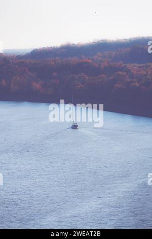 Una barca a vela sulla baia di Chesapeake all'alba in autunno. Foto Stock