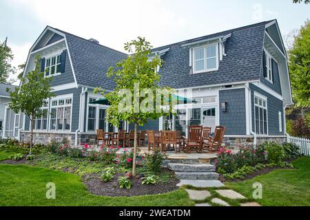 Moderna casa di artigiani con giardino curato e set di patio Foto Stock