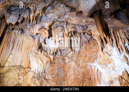 Stalattiti e stalagmiti nelle Grotte de la Toussaint, Francia Foto Stock