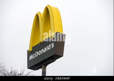 Amsterdam Paesi Bassi 24 gennaio 2024 doppio arco di un fast food MacDonalds dutch, nl, logo, emblema Foto Stock