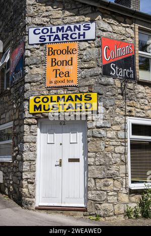 Casa all'angolo con negozi di antiquariato, Bridgend, Galles, Regno Unito Foto Stock