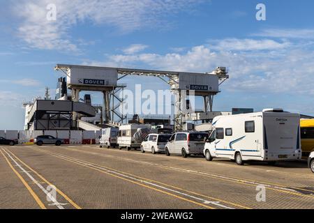 Veicoli in attesa di imbarcarsi sul traghetto cross channel, dover, Inghilterra, Regno Unito Foto Stock