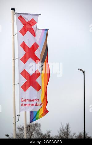 Amsterdam Paesi Bassi 24 gennaio 2024 Un campo sportivo nella città con bandiere del consiglio Gemeente Amsterdam e LGBTQ dutch, nl, vlaggen, lgbtqi, lgbtq Foto Stock