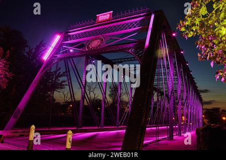Ponte in acciaio viola illuminato al crepuscolo, Wells Street, Fort Wayne Foto Stock