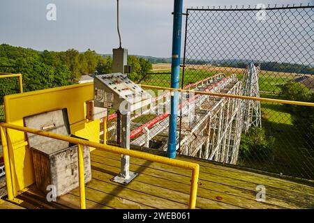 Montagne russe abbandonate nel paesaggio verde, vista in alto Foto Stock