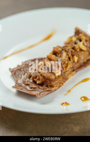 dessert gourmet con stuzzichini fatti in casa con cioccolato e noci Foto Stock