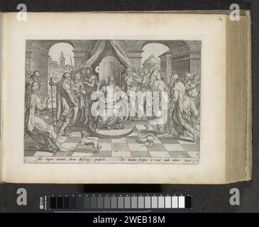 Mosè e Aronne al Faraone, 1643 stampa Mosè e Aronne parlano con il Faraone e gli chiedono di lasciare andare il popolo d'Israele. Aaron ha gettato il suo staff sul pavimento e il personale si è trasformato in un serpente. La corte del Faraone sembra sorpresa. Sotto la performance un riferimento in latino al testo della Bibbia in ex. 7:10. Questa stampa fa parte di un album. Carta di Amsterdam che incide Mosè e Aronne davanti al faraone; Aaron esegue il miracolo della verga che si trasforma in un serpente Foto Stock