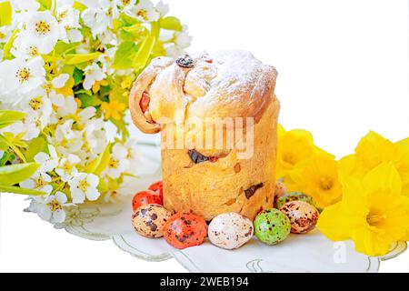 Tradizionale torta pasquale fatta in casa, fatta a mano, con frutta secca e dolci a forma di uova di quaglia. La torta è decorata con fiori. Pasqua sti Foto Stock