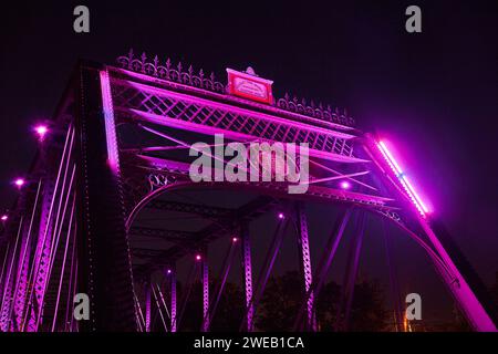 Ponte in acciaio viola illuminato di notte, angolo di visione basso Foto Stock