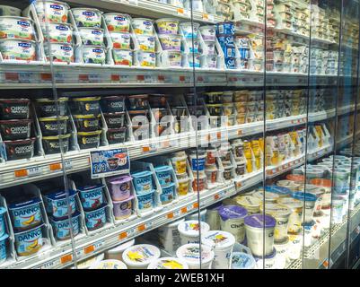 Una selezione di vari marchi di yogurt in un supermercato di New York lunedì 15 gennaio 2024 (© Richard B. Levine) Foto Stock