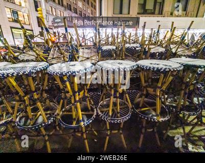 Sedie e tavoli da pranzo all'aperto impilati durante il tempo invernale presso la popolare pecora Bianca nel quartiere Nomad di New York mercoledì 17 gennaio 2024. (© Richard B. Levine) Foto Stock