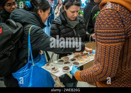 Ai clienti e ai potenziali clienti viene offerta una pasticceria gratuita che celebra l'inaugurazione di una filiale del Capital One Cafe in Herald Square a New York sabato 20 gennaio 2024. Oltre ad avere una filiale della banca sepolta all'interno, l'invitante caffetteria serve cibo e bevande e funge da spazio di co-working, che tu sia un cliente o meno. (© Richard B. Levine) Foto Stock