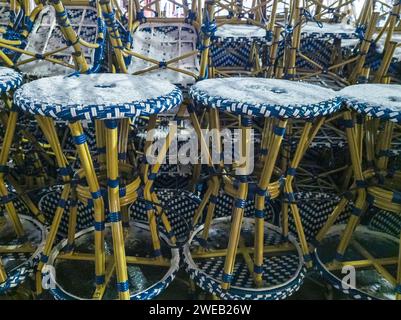 Sedie e tavoli da pranzo all'aperto impilati durante il tempo invernale presso la popolare pecora Bianca nel quartiere Nomad di New York mercoledì 17 gennaio 2024. (© Richard B. Levine) Foto Stock