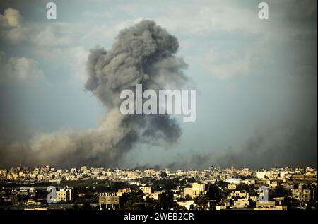 Khan Yunis, Gaza. 24 gennaio 2024. Il fumo affluisce su Khan Yunis nella Striscia di Gaza meridionale durante i bombardamenti israeliani di mercoledì 24 gennaio 2024. Le battaglie in corso continuano tra Israele e i combattenti palestinesi nella zona, mentre altri cercano di negoziare un cessate il fuoco. Foto di Ismael Mohamad/UPI. Crediti: UPI/Alamy Live News Foto Stock