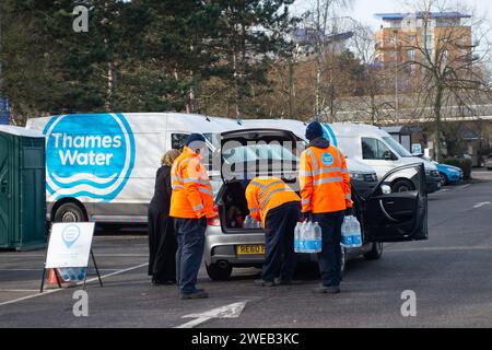 Reading, Regno Unito. 24 gennaio 2024. Azienda idrica, Thames Water ha distribuito rifornimenti di emergenza di acqua in bottiglia ancora oggi ai residenti nel parcheggio Tesco Extra a Napier Road a Reading, Berkshire. I residenti a Reading, Pangbourne e Tilehurst nei codici postali RG1, RG30 e RG31 e quelli nelle aree RG40 e RG41 non hanno acqua o bassa pressione dell'acqua. Thames Water dice che questo è dovuto a una serie di condutture d'acqua burst a causa del recente freddo e anche a un tubo burst. Ci sono stati alcuni furiosi post su Thames Water sui social media a seguito dell'approvvigionamento idrico io Foto Stock