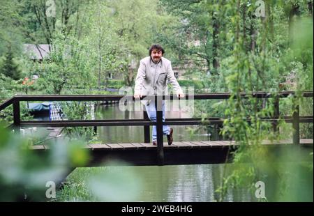 Achim Mentzel, deutscher Musiker und Fernsehmoderator, in seinem Heimatrevier im Spreewald, Deutschland um 1999. Foto Stock