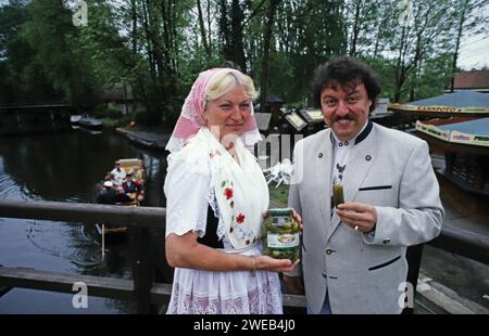 Achim Mentzel, deutscher Musiker und Fernsehmoderator, in seinem Heimatrevier im Spreewald mit Spreewaldgurkenvertreterin, Deutschland um 1999. Foto Stock