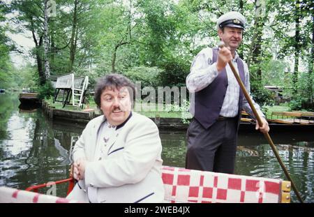 Achim Mentzel, deutscher Musiker und Fernsehmoderator, in einem Spreewaldtourist enkahn in seinem Heimatrevier im Spreewald, Deutschland um 1999. Foto Stock