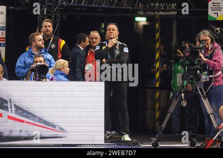 COLONIA, GERMANIA - 24 GENNAIO Lanxess Arena, Men's EHF Euro 2024 Main Round gruppo i Francia - Ungheria v.l., Oliver Roggisch (Deutschland, DHB) und Bundestrainer, Trainer Alfred Gislason (Deutschland, DHB) als Zuschauer in der Halle Foto Stock