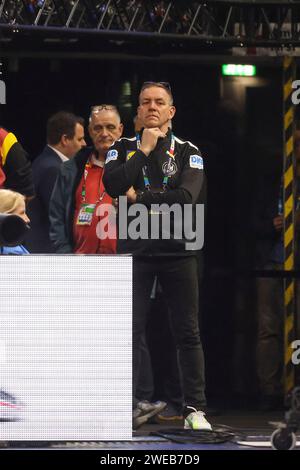 COLONIA, GERMANIA - 24 GENNAIO Lanxess Arena, Men's EHF Euro 2024 Main Round gruppo i Francia - Ungheria contro l'Ungheria, Trainer Alfred Gislason (Deutschland, DHB) als Zuschauer in der Halle Foto Stock