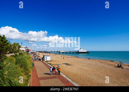 Spiaggia di Shingle, passeggiata e vista del molo di Eastbourne a Eastbourne, East Sussex, una località turistica sulla costa sud-orientale dell'Inghilterra, guardando a est Foto Stock