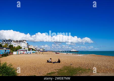 Spiaggia di Shingle, passeggiata e vista del molo di Eastbourne a Eastbourne, East Sussex, una località turistica sulla costa sud-orientale dell'Inghilterra, guardando a est Foto Stock