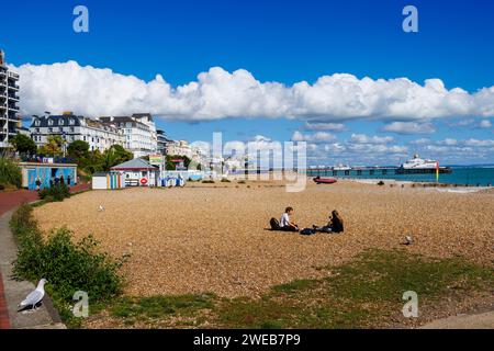 Spiaggia di Shingle, passeggiata e vista del molo di Eastbourne a Eastbourne, East Sussex, una località turistica sulla costa sud-orientale dell'Inghilterra, guardando a est Foto Stock