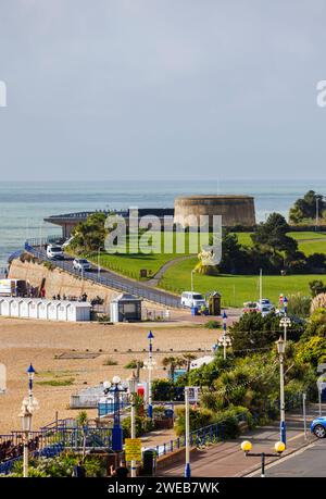 Wish Tower, una torre martello, importante punto di riferimento storico sulle pendici della Wishtower sul lungomare di Eastbourne, East Sussex, un resort costiero sud-orientale Foto Stock