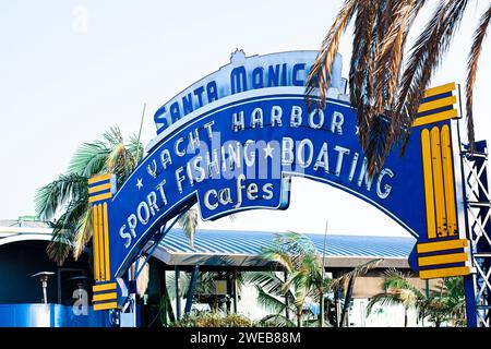 Cartello all'ingresso del molo di Santa Monica a Santa Monica, California, vicino a Los Angeles. Insegna al neon per Santa Monica Yacht Harbor. Foto Stock