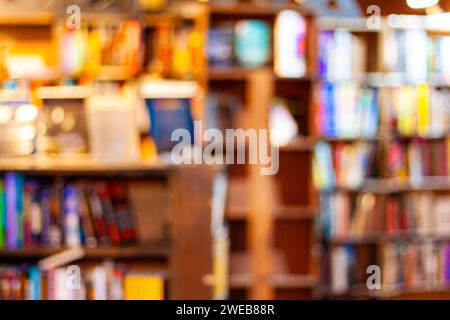 Libri sullo scaffale di una libreria Foto stock - Alamy