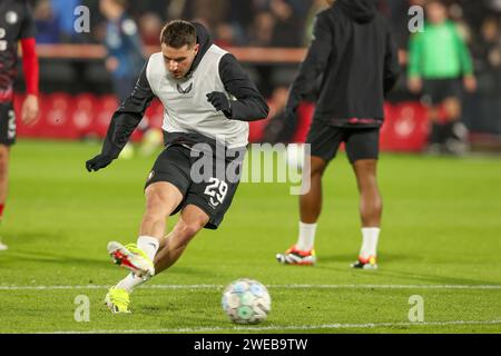 Rotterdam, Nederland. 24 gennaio 2024. ROTTERDAM, NEDERLAND - 24 GENNAIO: Riscaldamento di Santiago Gimenez di Feyenoord durante la partita di Coppa TOTO KNVB tra Feyenoord e PSV allo Stadion Feijenoord il 24 gennaio 2024 a Rotterdam, Nederland. (Foto di Hans van der Valk/Orange Pictures) credito: Orange Pics BV/Alamy Live News Foto Stock