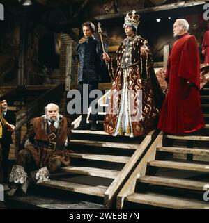 König Heinrich IV., Fernsehfilm nach dem Bühnenstück von William Shakespeare, Deutschland 1975, Regie: Werner Schlechte, Darsteller: Wolfgang Reichmann (Treppe unten), Christian Reiner, Walter Rilla Foto Stock