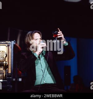 Frank Zander, deutscher Schlager- und Deutschpop-Musiker, Moderator und Schauspieler, Singt seinen Hit 'Ich trink' auf Dein Wohl Marie', Deutschland 1975. Foto Stock