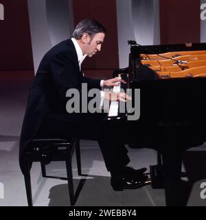 Hans Graf, Österreichischer pianist und Pädagoge, spielt an seinem Flügel in Wien, Österreich um 1979. Foto Stock