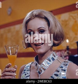 Erkennen Sie die Melodie, ZDF Quizsendung, Deutschland 1975, im Bild: Doris Bierett, deutsche Sängerin, Kabarettistin und Schauspielerin. Foto Stock